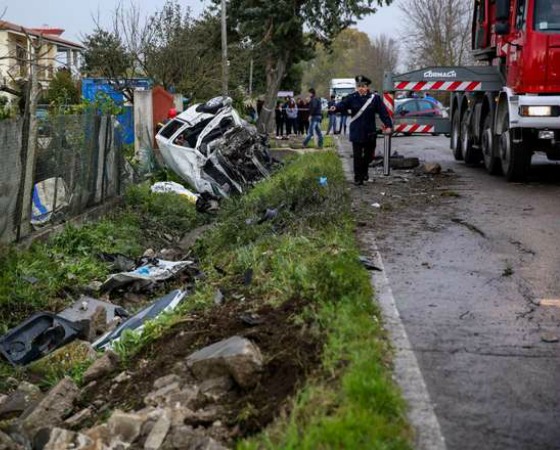 Latina piange i due studenti morti in un incidente dopo la festa della scuola