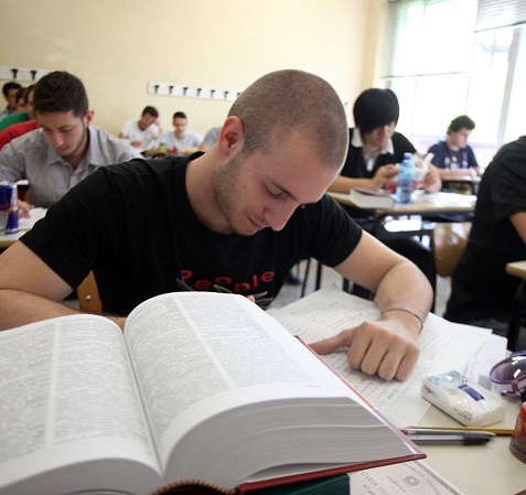 In un contesto caotico, via agli esami di maturità