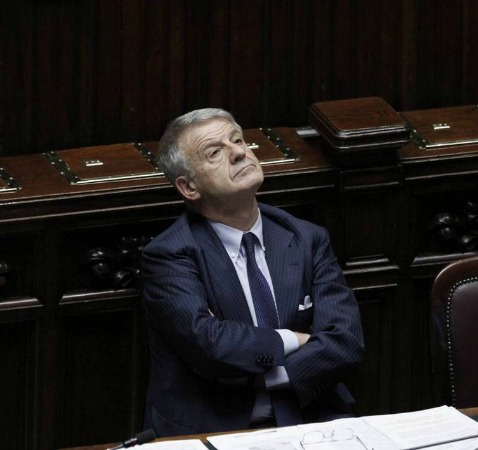 L’ex ministro Clini torna libero in attesa del processo