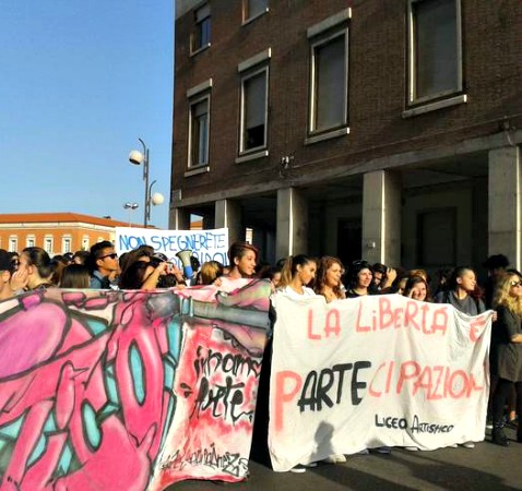 Studenti in piazza, al grido di “La libertà è partecipazione” sfilano per le strade della Ztl