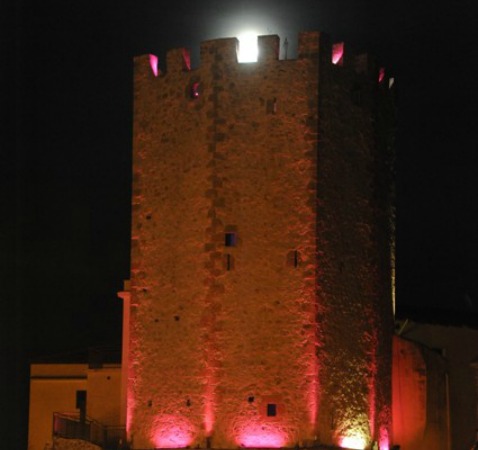 Anche la Torre di Castellone di Formia illuminata di rosa contro il tumore al seno