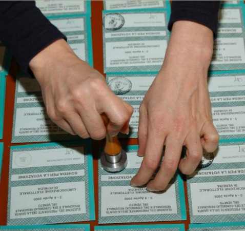 Sondaggi a confronto. Cresce il voto di protesta. Oggi Ncd sarebbe fuori dal Parlamento