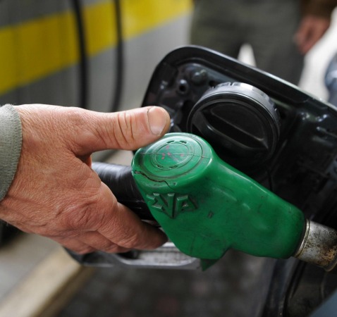Cala il prezzo del petrolio ma la benzina costa di più: un altro paradosso italiano