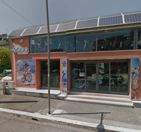 Minacce al negozio Riccio Bici a Latina: incendiata la vetrina