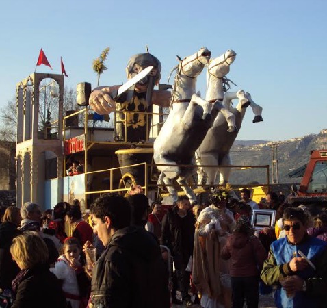 Carnevale di Sermoneta, sabato 14 sfilata di carri insieme ai gruppi mascherati di Sezze e Latina