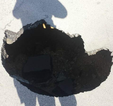 Voragine nel centro di Latina: una buca in Viale Carturan allarma residenti e passanti