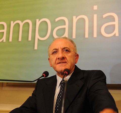 Regionali Campania, il verdetto delle primarie PD: De Luca contro Caldoro e le polemiche