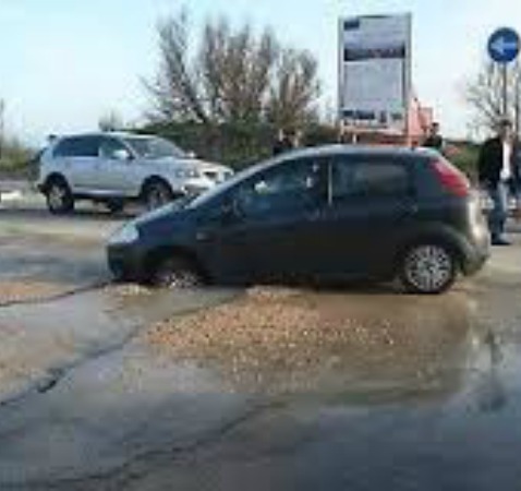 Lungomare di Latina, si apre una voragine: auto in transito sprofonda