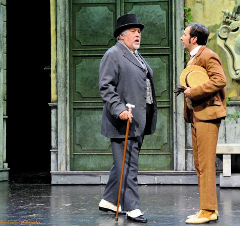 Sabaudia, Maurizio Mattioli in scena con “Il conte Tacchia”. La commedia all’Arena del Mare
