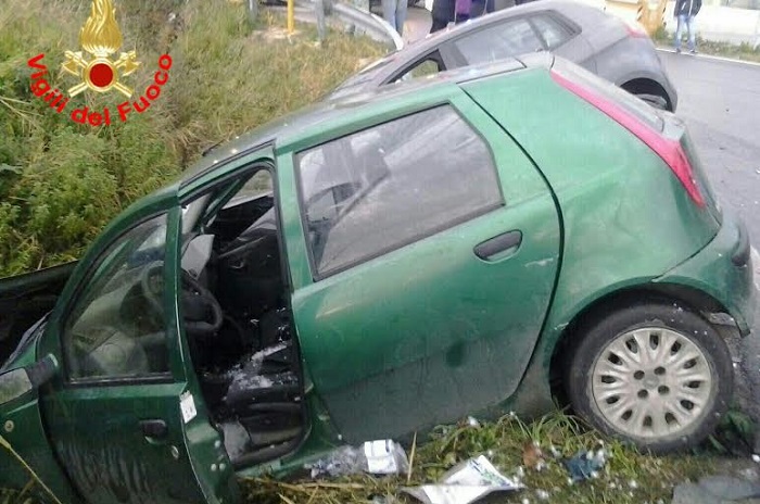 Incidente a Sezze, scontro tra due auto: 2 feriti estratti dalle lamiere – FOTO
