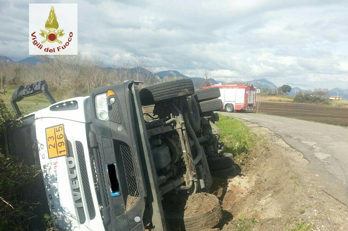 Fondi, si ribalta un camion di Gpl: scatta l’allarme per la messa in sicurezza della zona