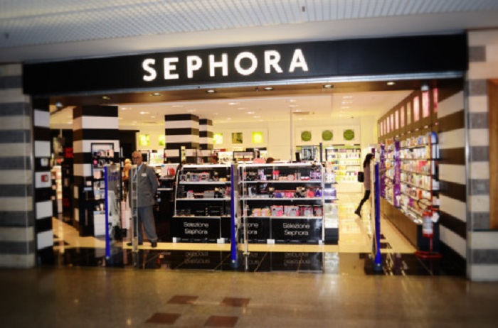 Furto da Sephora a Latina, ladra fugge con 1500 euro di profumi: bloccata dalla polizia