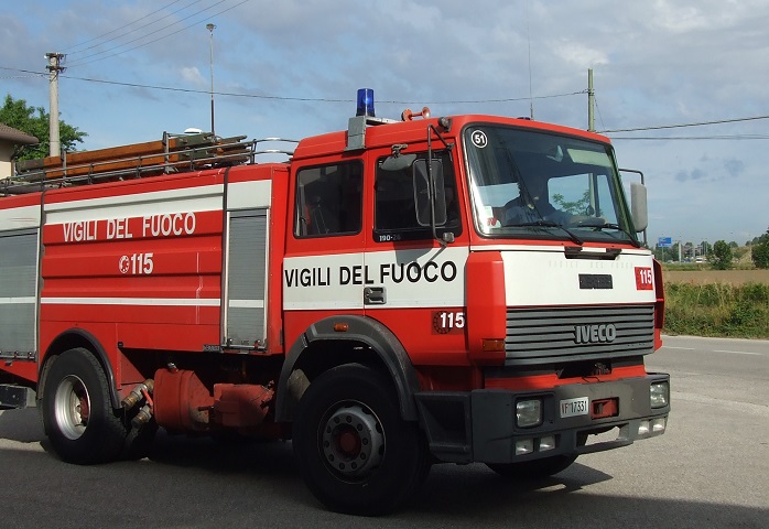 Vasto incendio a Latina vicino l’Icot, vigili del fuoco a lavoro