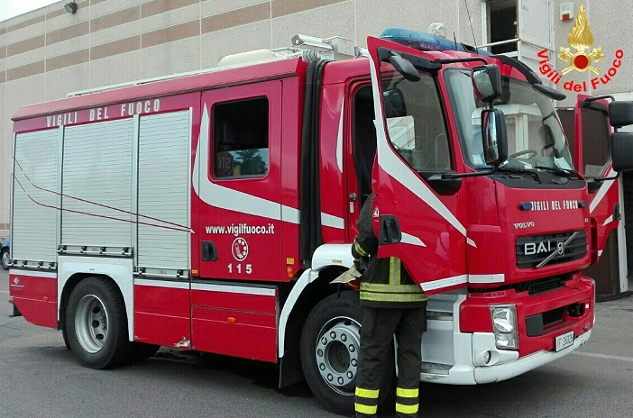 Incendio nel centro commerciale Aprilia2, fumo nei corridoi ma nessuna conseguenza