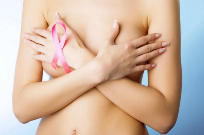 La torre del Comune a Latina si veste di rosa per la campagna della Lilt