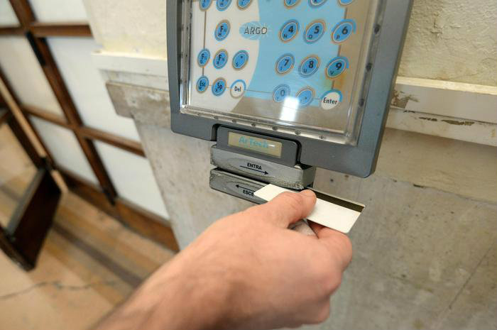 Gaeta, in spiaggia o al bar in orario di lavoro: sospesi due dipendenti pubblici