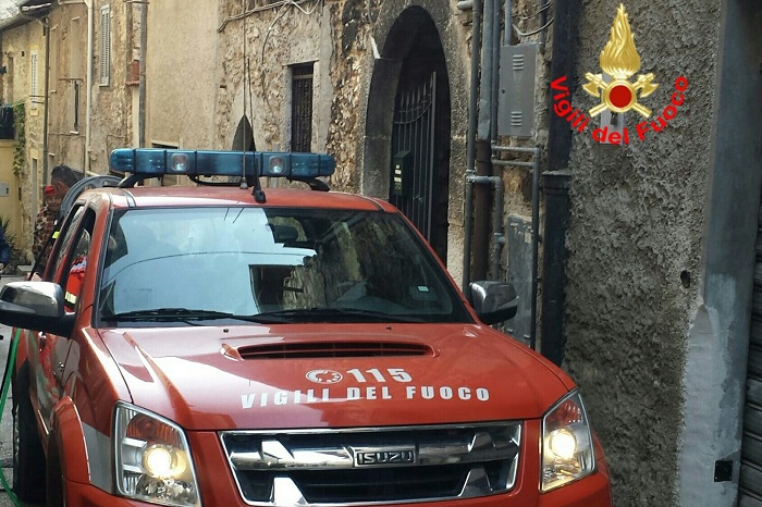 Incendio a Sezze, paura in via Pitti: a fuoco un’abitazione