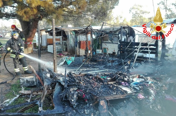 Incendio nel campo di Al Karama, a fuoco una roulotte