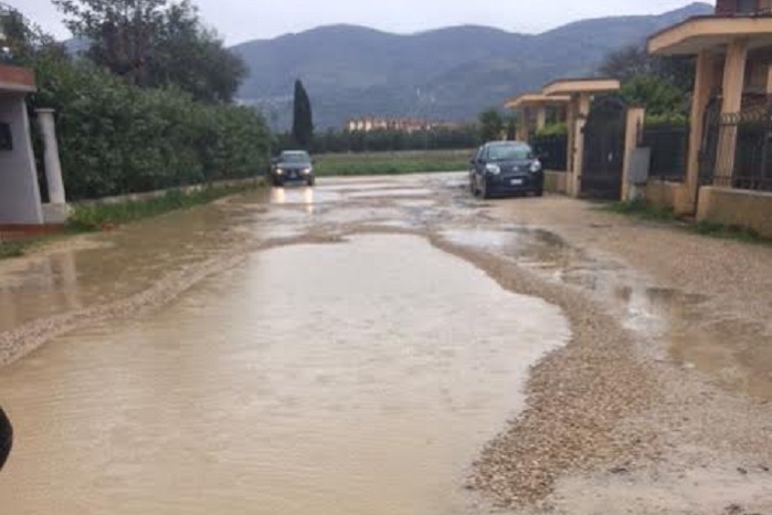 Latina Scalo, via del Gladiolo allagata e senza manutenzione da anni. Residenti chiedono interventi