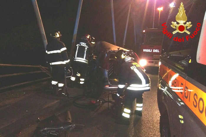 Incastrato tra le lamiere della sua auto, i vigili di Castelforte lo liberano ma muore in ospedale