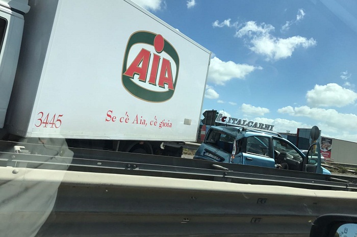 Pontina, incidente ad Aprilia tra un camion e una Panda: traffico in tilt
