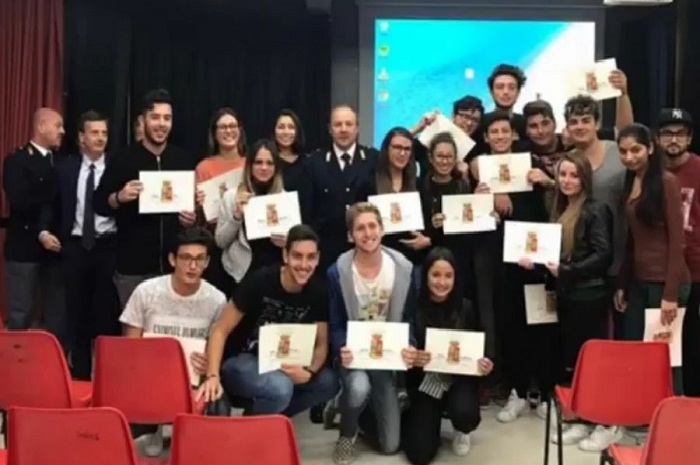 Terracina, i ragazzi del liceo Leonardo Da Vinci “al lavoro” nei commissariati di polizia