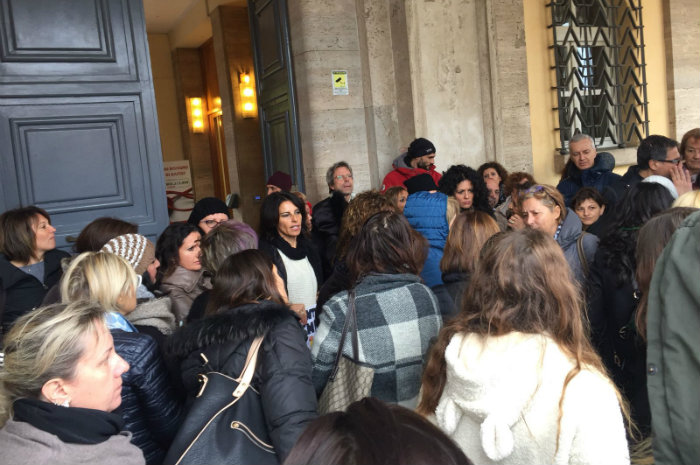 protesta-genitori-piazza-dante-comune