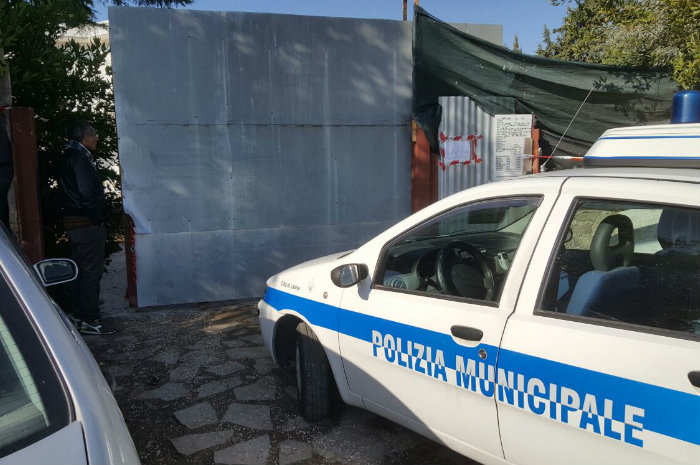 Immigrati in Via Nascosa, villa sotto sequestro: contestate irregolarità urbanistiche