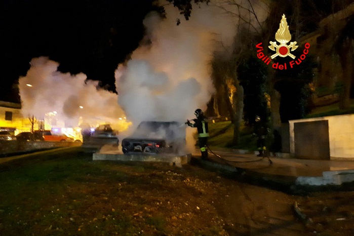 Sezze, incendio nella notte: utilitaria distrutta dalle fiamme