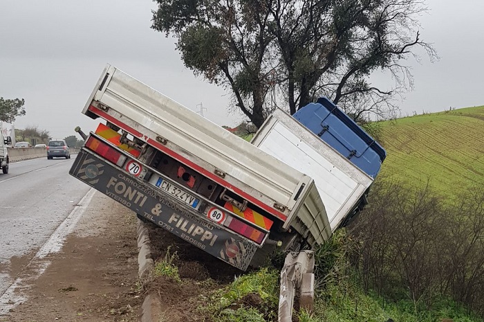Pontina chiusa in direzione Roma per rimuovere il tir uscito di strada