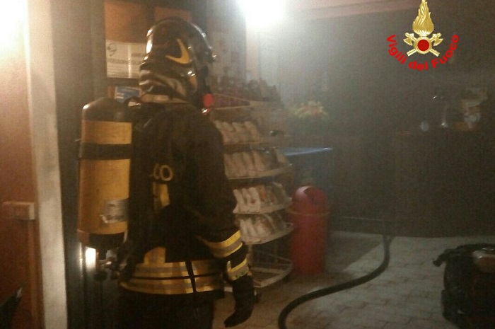 Formia, paura in via Gianola: incendio nella cucina del pub