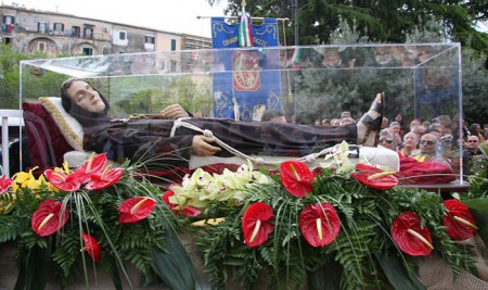 I tempi che corrono, lo sconosciuto e le stigmate di San Carlo