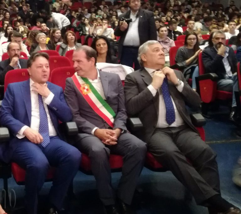 Forza Italia, il declino di Tajani nella rivoluzione del partito
