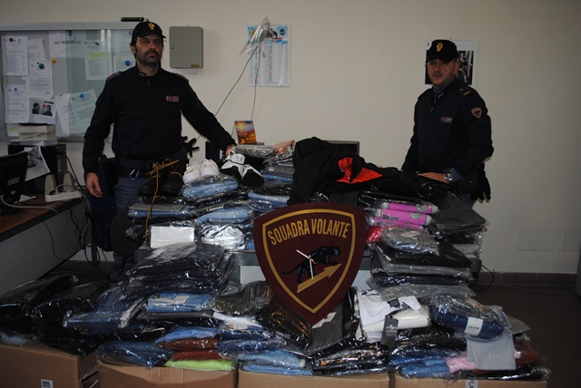 Rubava capi di abbigliamento in un negozio di Latinafiori. Arrestato