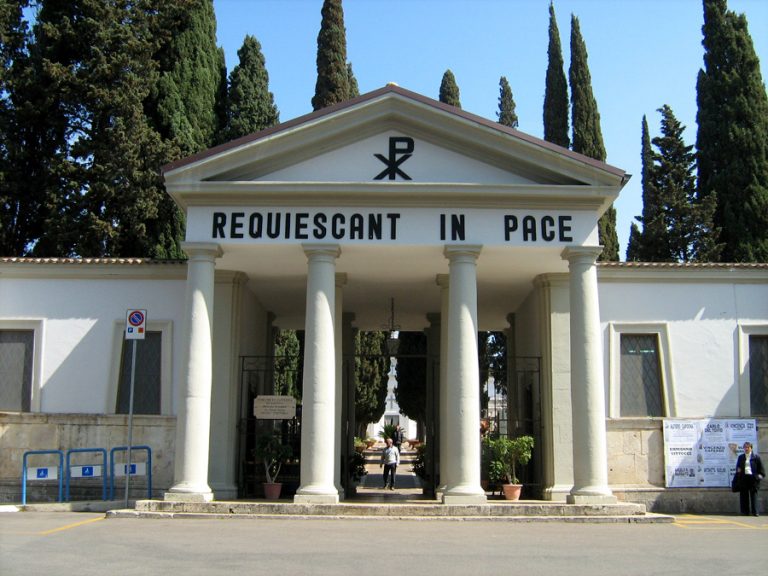 cimitero Cisterna chiuso