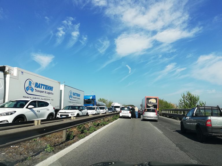 Sabato nero sulla Pontina, senso unico all’altezza di Latina per un incidente. Una persona ferita