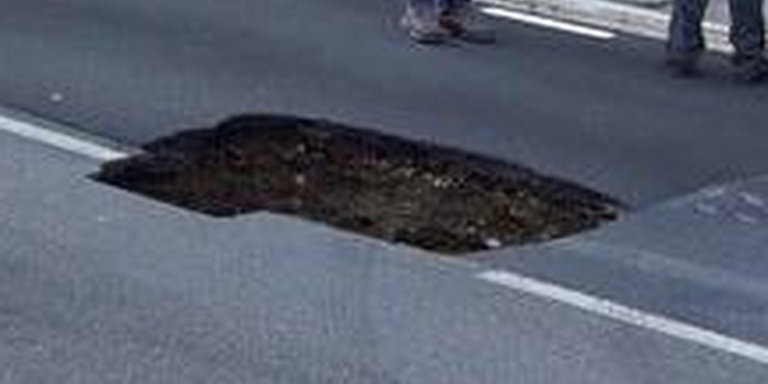 Latina, si apre una voragine sulla strada. Furgone in panne