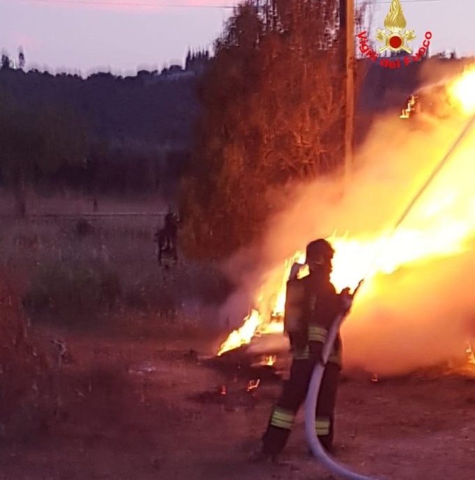 Priverno, le fiamme divorano un capannone e 300 balle di fieno