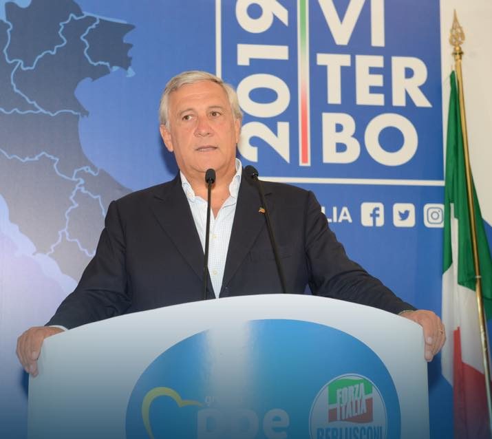 Forza Italia, il giorno degli addii e la sedia vuota di Berlusconi