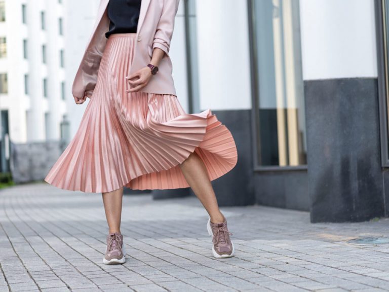 Nuove tendenze 2020, l’abito lungo con le sneakers