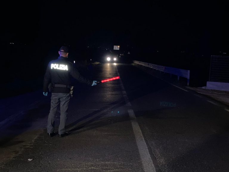 Fondi, forzano il posto di blocco e tentano di investire gli agenti. Spari e fuga nelle campagne