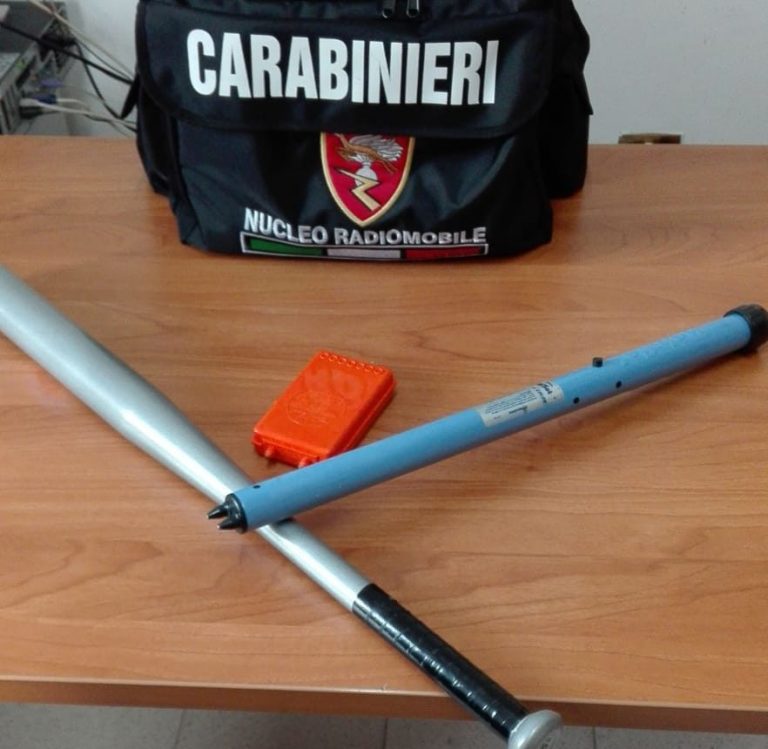 Latina, in auto con due teaser e una mazza da baseball. Denunciato un 28enne