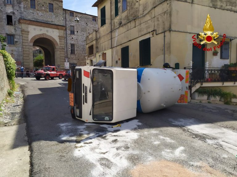 Terracina, i vigili del fuoco liberano Porta Romana: rimossa l’autocisterna ribaltata