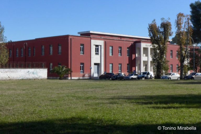 Il campo profughi cambia il volto della città ma non la sua ospitalità