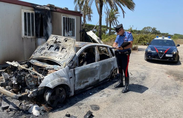 Sabaudia, aggredito e pestato. Poi gli bruciano la macchina