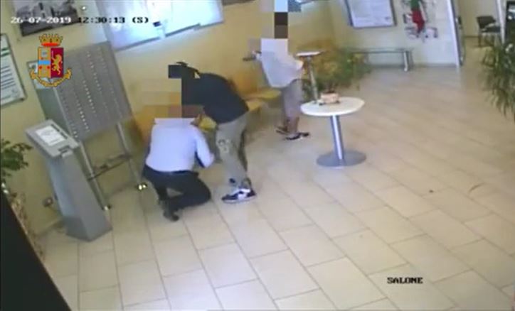Sabaudia, rapina in banca: 2 arrestati muti dal giudice