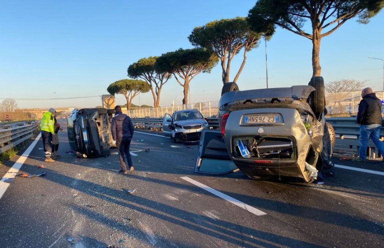 Carambola tra tre auto sulla Pontina in direzione Roma: strada chiusa per oltre un ora