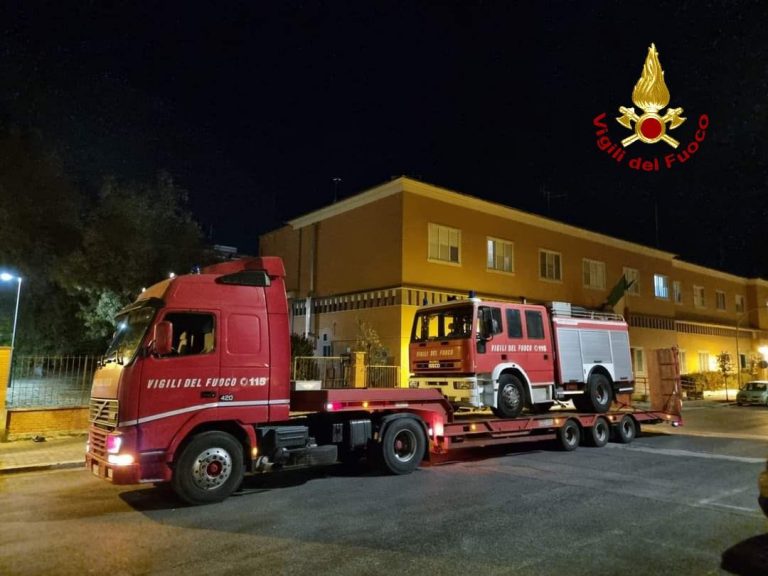 Un mezzo dei vigili del fuoco di Latina spedito nelle zone di guerra