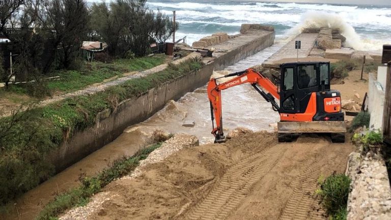 Mareggiata e vento forte: devastato il lungo mare di Sabaudia