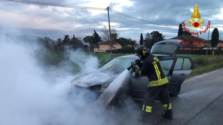 Automobile prende fuoco improvvisamente: attimi di paura in via Congiunte Destre